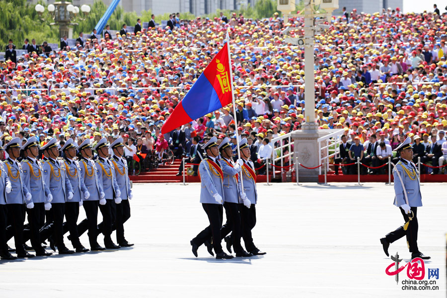  9月3日，中國(guó)人民抗日戰(zhàn)爭(zhēng)暨世界反法西斯戰(zhàn)爭(zhēng)勝利70周年紀(jì)念大會(huì)在北京隆重舉行，有11個(gè)國(guó)家派方隊(duì)、6個(gè)國(guó)家派代表隊(duì)來(lái)華參加閱兵。圖為蒙古國(guó)武裝力量方隊(duì)通過(guò)天安門(mén)廣場(chǎng)。中國(guó)網(wǎng)記者 楊佳攝 