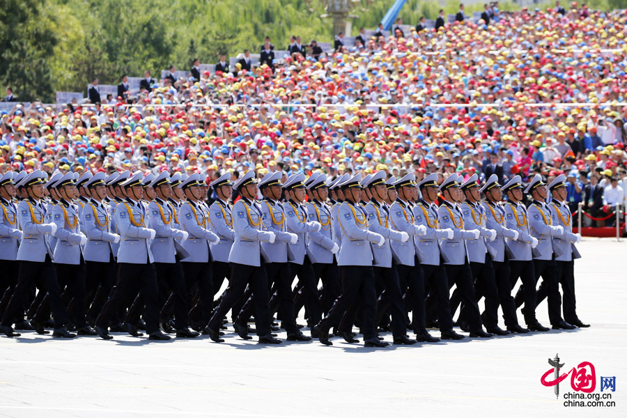  9月3日，中國(guó)人民抗日戰(zhàn)爭(zhēng)暨世界反法西斯戰(zhàn)爭(zhēng)勝利70周年紀(jì)念大會(huì)在北京隆重舉行，有11個(gè)國(guó)家派方隊(duì)、6個(gè)國(guó)家派代表隊(duì)來(lái)華參加閱兵。圖為蒙古國(guó)武裝力量方隊(duì)通過(guò)天安門(mén)廣場(chǎng)。中國(guó)網(wǎng)記者 楊佳攝