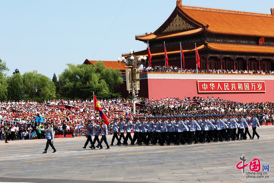 9月3日，中國(guó)人民抗日戰(zhàn)爭(zhēng)暨世界反法西斯戰(zhàn)爭(zhēng)勝利70周年紀(jì)念大會(huì)在北京隆重舉行，有11個(gè)國(guó)家派方隊(duì)、6個(gè)國(guó)家派代表隊(duì)來(lái)華參加閱兵。圖為蒙古國(guó)武裝力量方隊(duì)通過(guò)天安門(mén)廣場(chǎng)。中國(guó)網(wǎng)記者 董寧攝