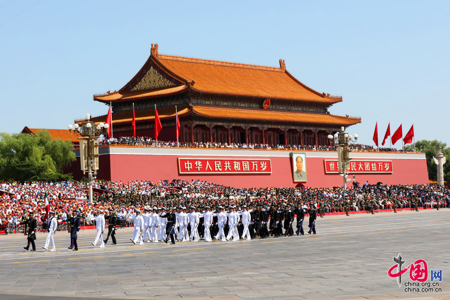  9月3日，中國(guó)人民抗日戰(zhàn)爭(zhēng)暨世界反法西斯戰(zhàn)爭(zhēng)勝利70周年紀(jì)念大會(huì)在北京隆重舉行，有11個(gè)國(guó)家派方隊(duì)、6個(gè)國(guó)家派代表隊(duì)來(lái)華參加閱兵。圖為墨西哥武裝力量方隊(duì)通過(guò)天安門廣場(chǎng)。中國(guó)網(wǎng)記者 董寧攝
