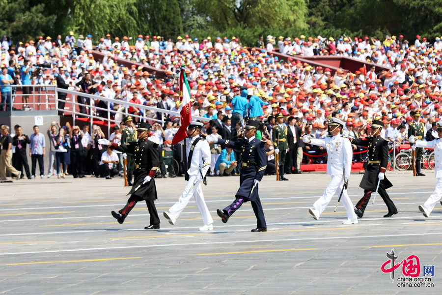 9月3日，中國人民抗日戰(zhàn)爭暨世界反法西斯戰(zhàn)爭勝利70周年紀(jì)念大會在北京隆重舉行，有11個(gè)國家派方隊(duì)、6個(gè)國家派代表隊(duì)來華參加閱兵。圖為墨西哥武裝力量方隊(duì)通過天安門廣場。中國網(wǎng)記者 董寧攝