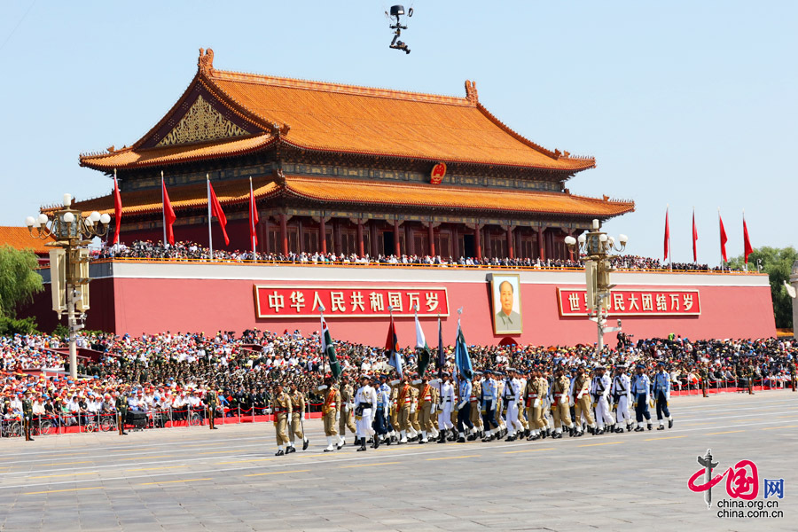9月3日，中國人民抗日戰(zhàn)爭暨世界反法西斯戰(zhàn)爭勝利70周年紀(jì)念大會在北京隆重舉行，有11個國家派方隊、6個國家派代表隊來華參加閱兵。圖為巴基斯坦武裝力量方隊通過天安門廣場。中國網(wǎng)記者 董寧攝 