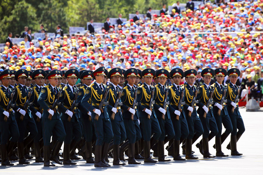  9月3日，中國(guó)人民抗日戰(zhàn)爭(zhēng)暨世界反法西斯戰(zhàn)爭(zhēng)勝利70周年紀(jì)念大會(huì)在北京隆重舉行，有11個(gè)國(guó)家派方隊(duì)、6個(gè)國(guó)家派代表隊(duì)來(lái)華參加閱兵。圖為塔吉克斯坦武裝力量方隊(duì)通過(guò)天安門(mén)廣場(chǎng)。中國(guó)網(wǎng)記者 楊佳攝