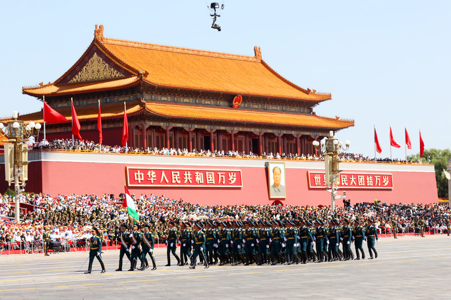  9月3日，中國(guó)人民抗日戰(zhàn)爭(zhēng)暨世界反法西斯戰(zhàn)爭(zhēng)勝利70周年紀(jì)念大會(huì)在北京隆重舉行，有11個(gè)國(guó)家派方隊(duì)、6個(gè)國(guó)家派代表隊(duì)來(lái)華參加閱兵。圖為塔吉克斯坦武裝力量方隊(duì)通過(guò)天安門廣場(chǎng)。中國(guó)網(wǎng)記者 董寧攝