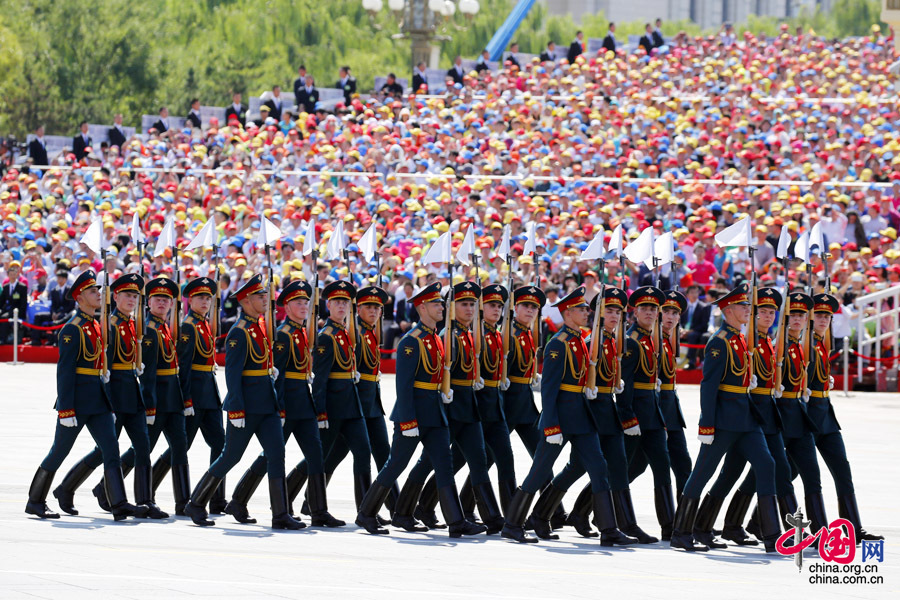  9月3日，中國人民抗日戰(zhàn)爭暨世界反法西斯戰(zhàn)爭勝利70周年紀念大會在北京隆重舉行，有11個國家派方隊、6個國家派代表隊來華參加閱兵。圖為俄羅斯聯(lián)邦武裝力量方隊通過天安門廣場。中國網記者 楊佳攝