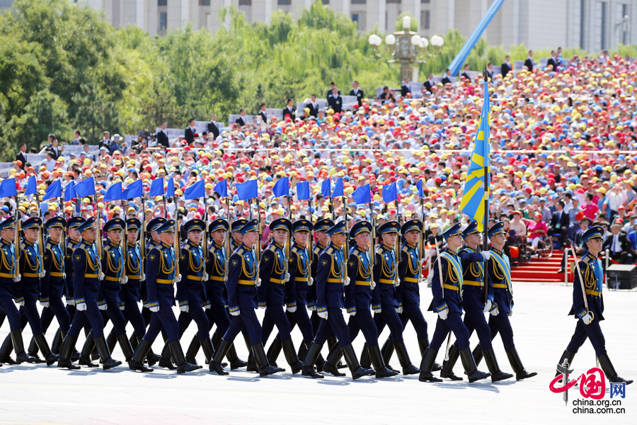 9月3日，中國人民抗日戰(zhàn)爭暨世界反法西斯戰(zhàn)爭勝利70周年紀念大會在北京隆重舉行，有11個國家派方隊、6個國家派代表隊來華參加閱兵。圖為俄羅斯聯(lián)邦武裝力量方隊通過天安門廣場